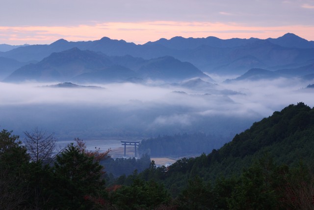 遙想古人，漫行雲霧繚繞之境，逐一參拜 熊野三山 。