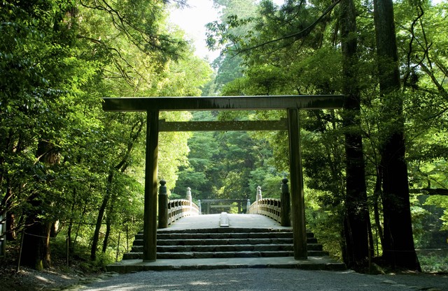 伊勢路最著名的參拜點為 伊勢神宮 ──日本人的心靈故鄉。