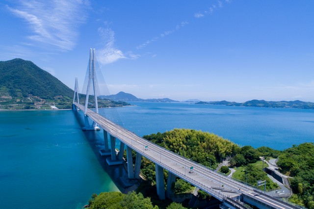 日本最著名的自行車道之一， 島波海道 。