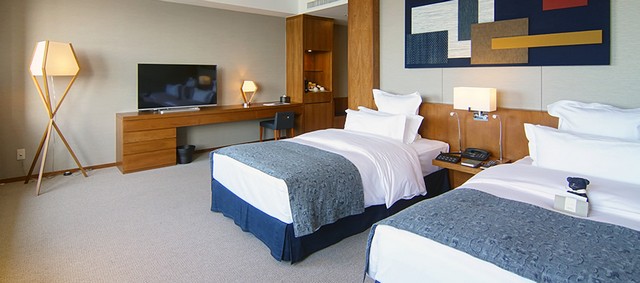 50平方公尺的Comfort luxury房型，面朝大海，床上還有一隻可愛的牛仔泰迪熊迎賓。