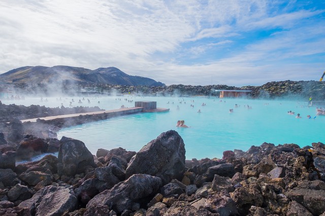 石灰岩與天然地熱形成絕色美豔的冰島 藍湖 。