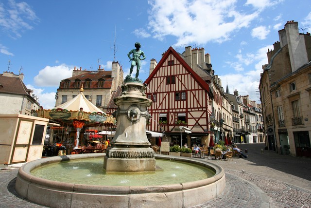 第戎為法國東部大城，中世紀王國首府，市內留有大量文化遺產。