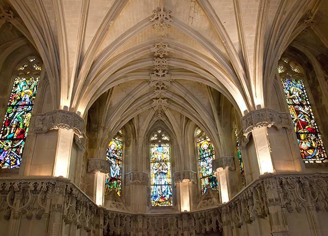 哲人已逝，教堂裡的彩玻花窗與哥德式肋架精緻細膩，仍吸引人駐足。