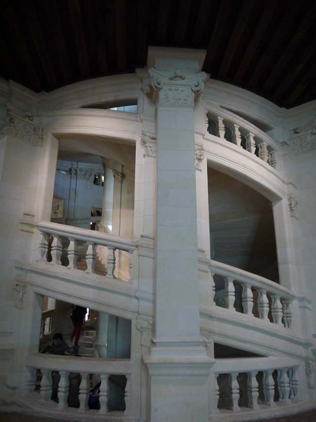 ▴ 法蘭索瓦一世熱愛並尊崇藝術家，請來達文西設計樓梯草圖，然而達文西的構想難度太高，最後僅以空心承重圓石牆代替。