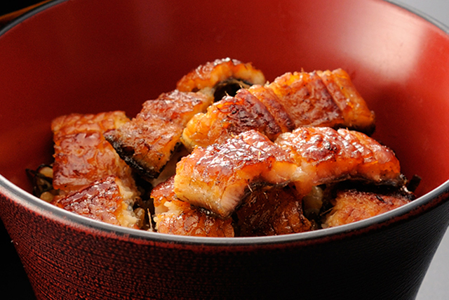 鰻魚 三吃，原味焦香、芥末生辣和茶泡飯溫潤一次滿足。