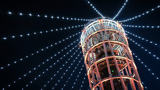 360度圍繞燈塔的燈束，最長有70公尺喔。