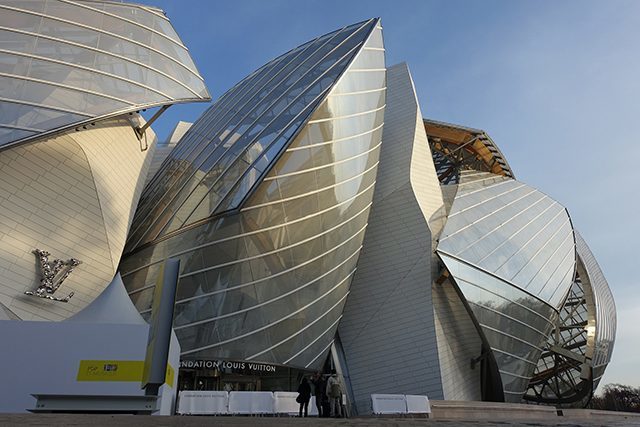 像冰山、帆船又像風車的LV博物館打破傳統建築對稱平衡。@Flickr_Guilhem Vellut）