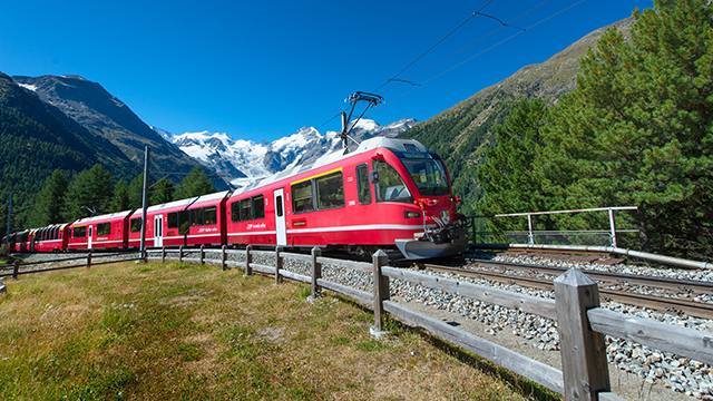 標誌性的紅白列車，奔馳在綠草如茵的瑞士山間。