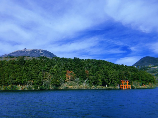 從海賊觀光船上看出去的風景，紅色鳥居就矗立在湖畔。