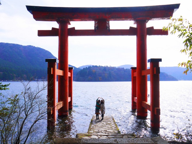 箱根的和平鳥居為在蘆之湖畔，是人氣拍照景點。