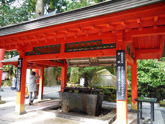 參拜前仙淨手淨口，是日本寺院的規矩。