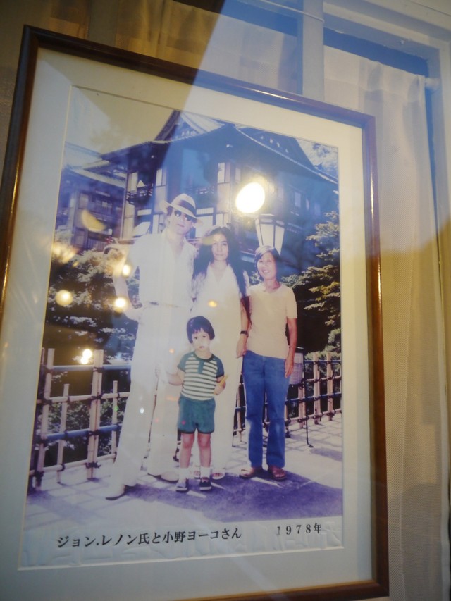嶋写真店曾有不少名人拍照，約翰藍儂和妻子小野洋子。