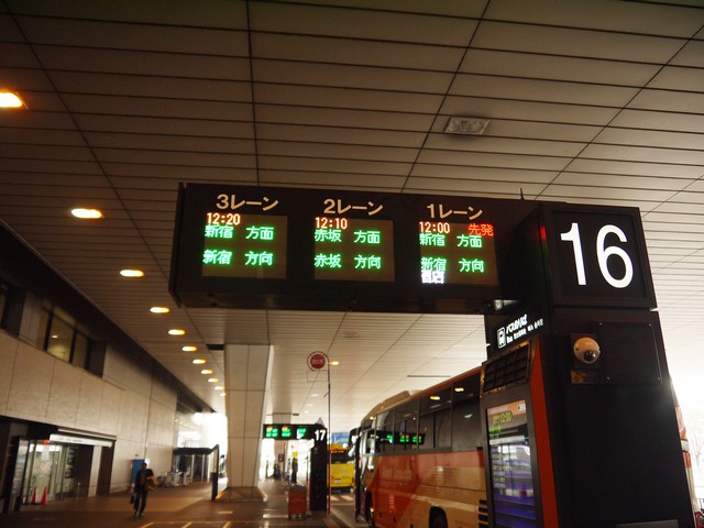 在16號候車前往新宿。