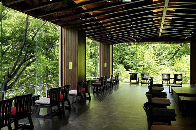 界川治 接待大廳古樸趣味映照溫暖木質建築，座位之多不乏無處休息。