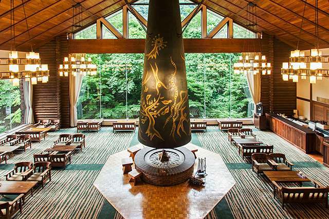 奧入瀨溪流夢幻之宿 位在東館的森之神話大型暖爐，繪入溪水湍流、鳥獸共舞的景色。