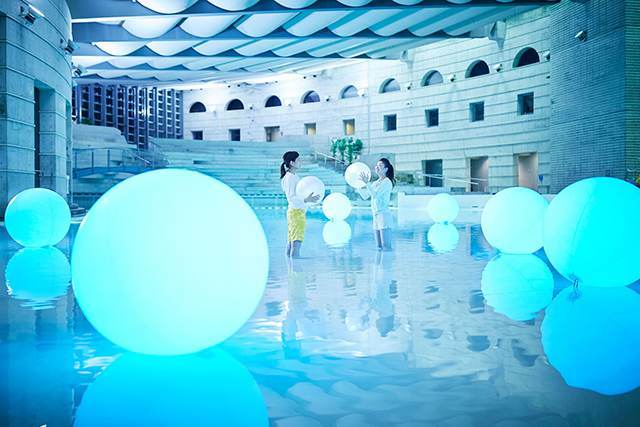 迷幻泡泡為泳池增添聖誕氣氛。