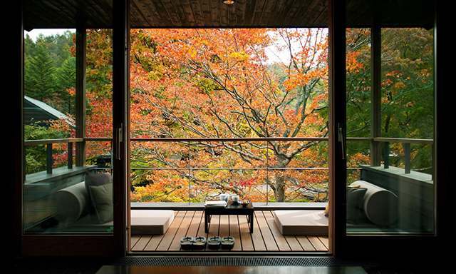房間附小陽台，坐擁季節美景。
