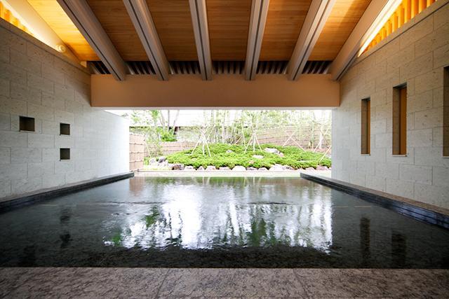 可欣賞專屬日式庭園的濃縮海洋深層水岩露天風呂。