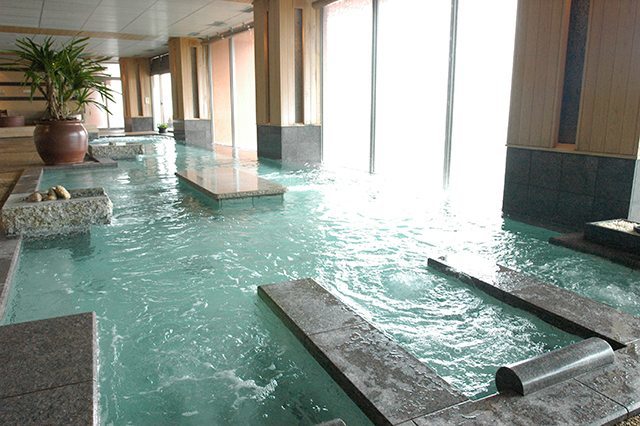 溫泉館3樓內湯占地遼闊，海洋深層水滋潤身心。