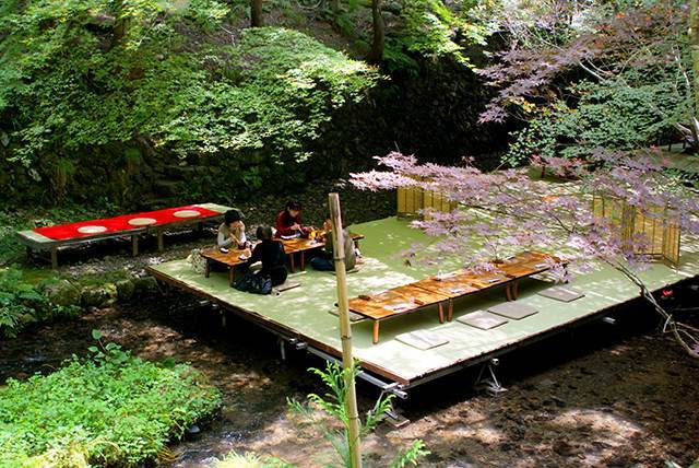 坐在鴨川上游嘗川床料理，徜徉古意京都之美。
