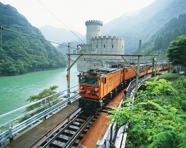 鐵道沿途經過叢山綠嶺、飛瀑溪流，儼然一幅夏日風情畫。