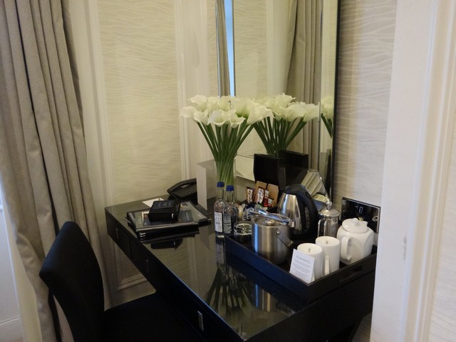 歐洲飯店的共通點，很愛在房間內擺一束花，賞心悅目。