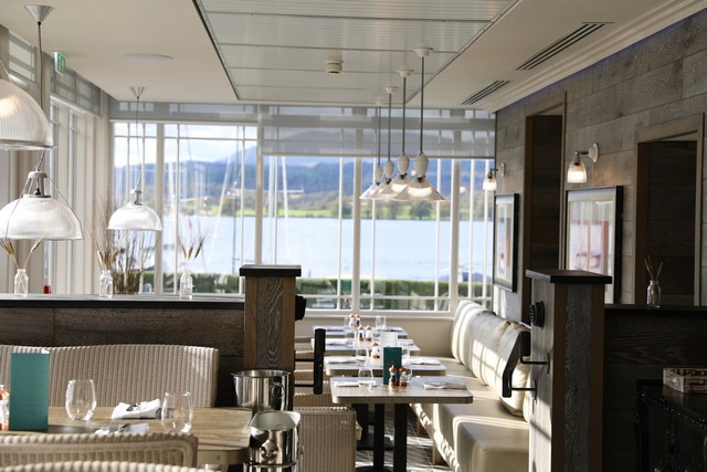 港灣藍煙餐廳為淺色基調，走溫馨清新風。
