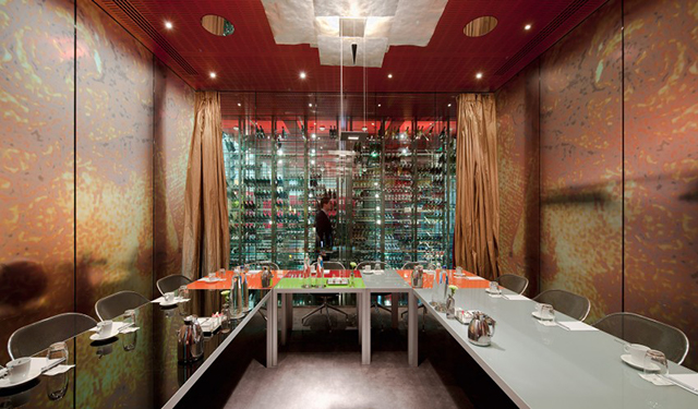 Rouge&Blanc酒吧的存在，為設計旅館Kruisheren hotel加了不少分。