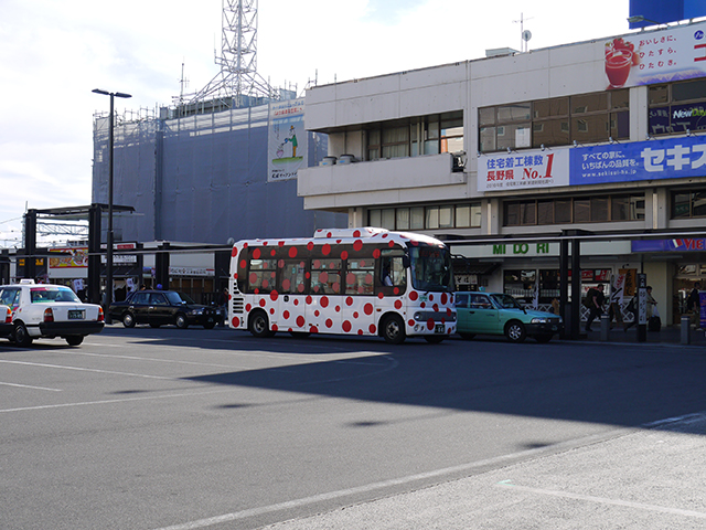 因為松本是草間彌生故鄉，巴士也會有點點塗裝。
