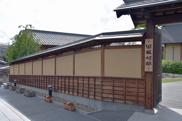 飯坂名勝─舊堀切邸，為江戶時代富商的住家，庭園旁也有免費的手足湯，邊泡湯邊訪古蹟。
