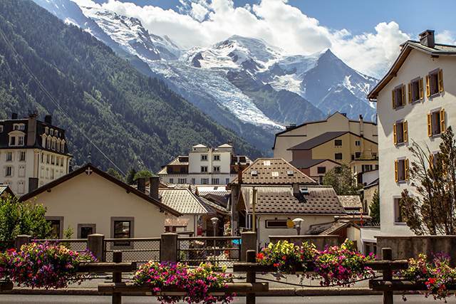 瑞士南境的夏慕尼因滑雪和登山絕景遊人如織。