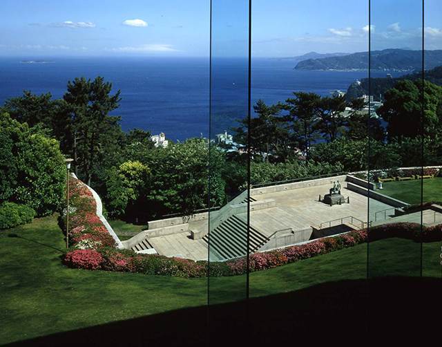 大廳設計整片玻璃窗，將相模灣的湛藍海色一覽無遺。
