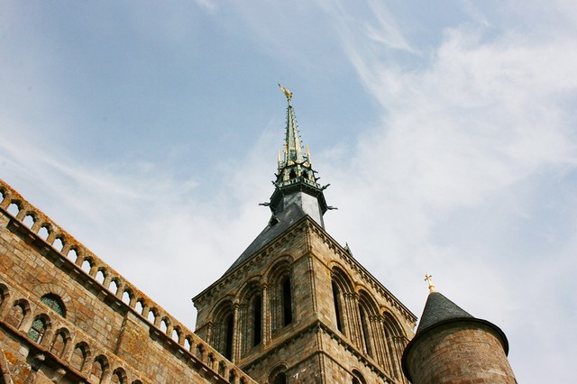 大天使米歇爾就站在修道院頂端。