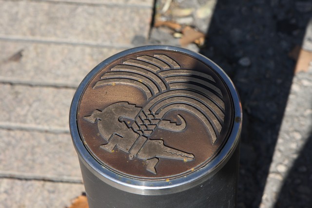 這枚徽章可見於 尼姆 諸多公共建築空間，棕梠樹代表羅馬，鱷魚代表埃及。Flickr_Photo by Sammy Arnold