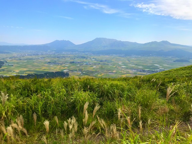 從 大觀峰 展望台眺望阿蘇五岳，臥佛的安詳姿態最是明顯。