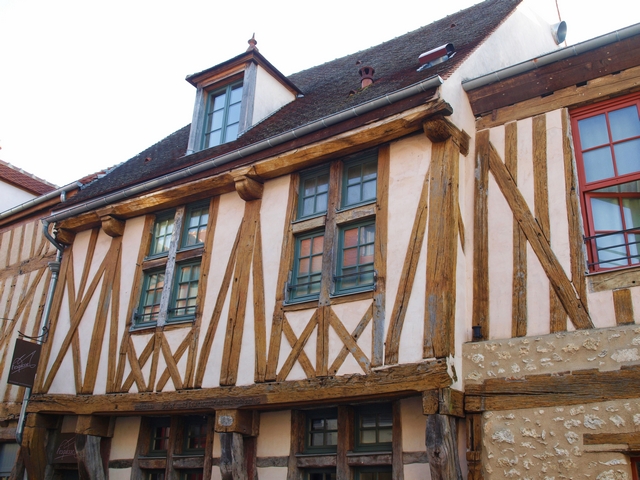 桁架建築保有中世紀風格，加上滿腹故事的過往，常見於文青和歷史控的巴黎週遊清單。