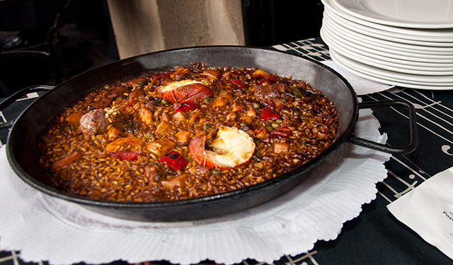經典西班牙海鮮燉飯是這裡的招牌菜，喜歡重口味的饕客可嘗試。