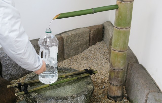 賀茂鶴有一口福神井戶，可讓民眾取水飲用。