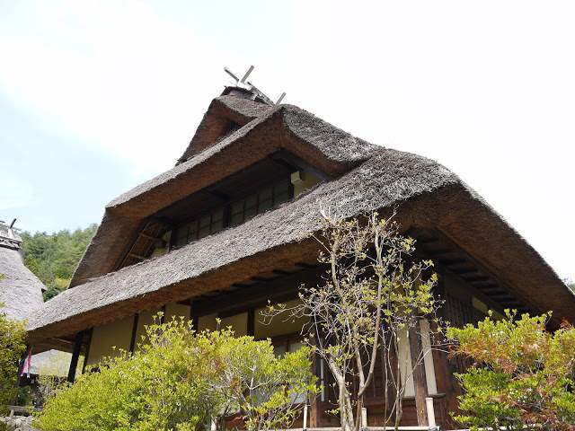 屋脊保留盔甲式，日本少見的 合掌 建築。
