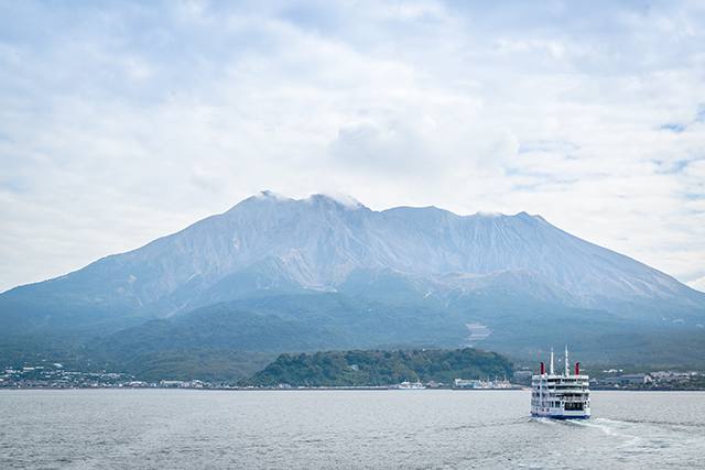 1914年大爆發促成櫻島火山渡輪開始營運，提供居民往來 鹿兒島 。