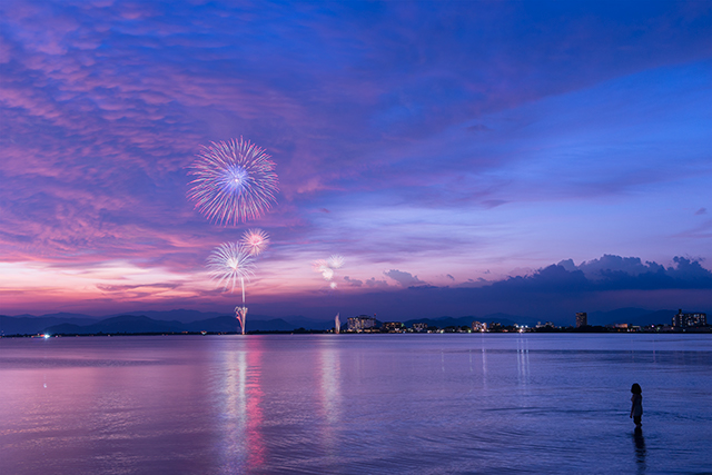 琵琶湖夜花火浪漫唯美，圖片取自網路圖庫。