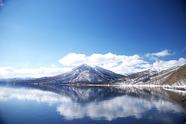 群山環繞的 支笏湖 就如同北海道的一顆純淨藍寶石，光彩奪目。