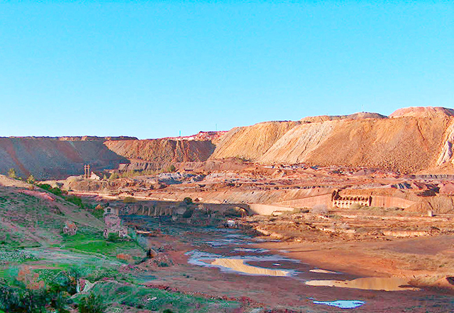 廢棄的礦坑，令遊客無限遐想。