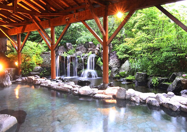 艾比那魯的溫泉設施相當充沛，露天湯泉還可欣賞自然四季景致。