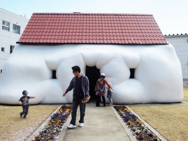 一旁的《Fat House》（肥屋）與《Fat Car》（肥車），來自澳洲藝術家歐文・沃姆（Erwin Wurm）的作品。