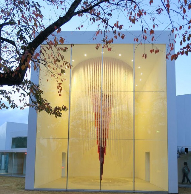 因果輪迴，乍看很像精湛水晶燈。 十和田現代美術館 館內不能攝影，但可以從外面大櫥窗拍攝。