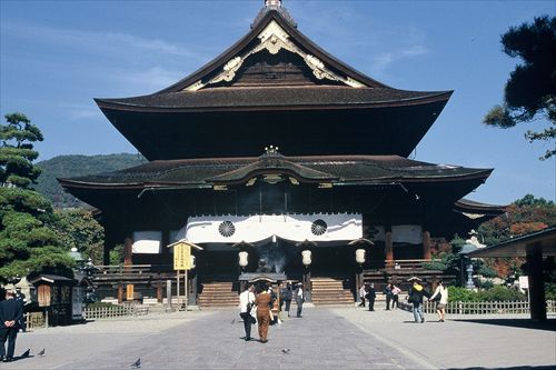 古樸長野山城中，千年歷史的善光寺寂靜矗立。